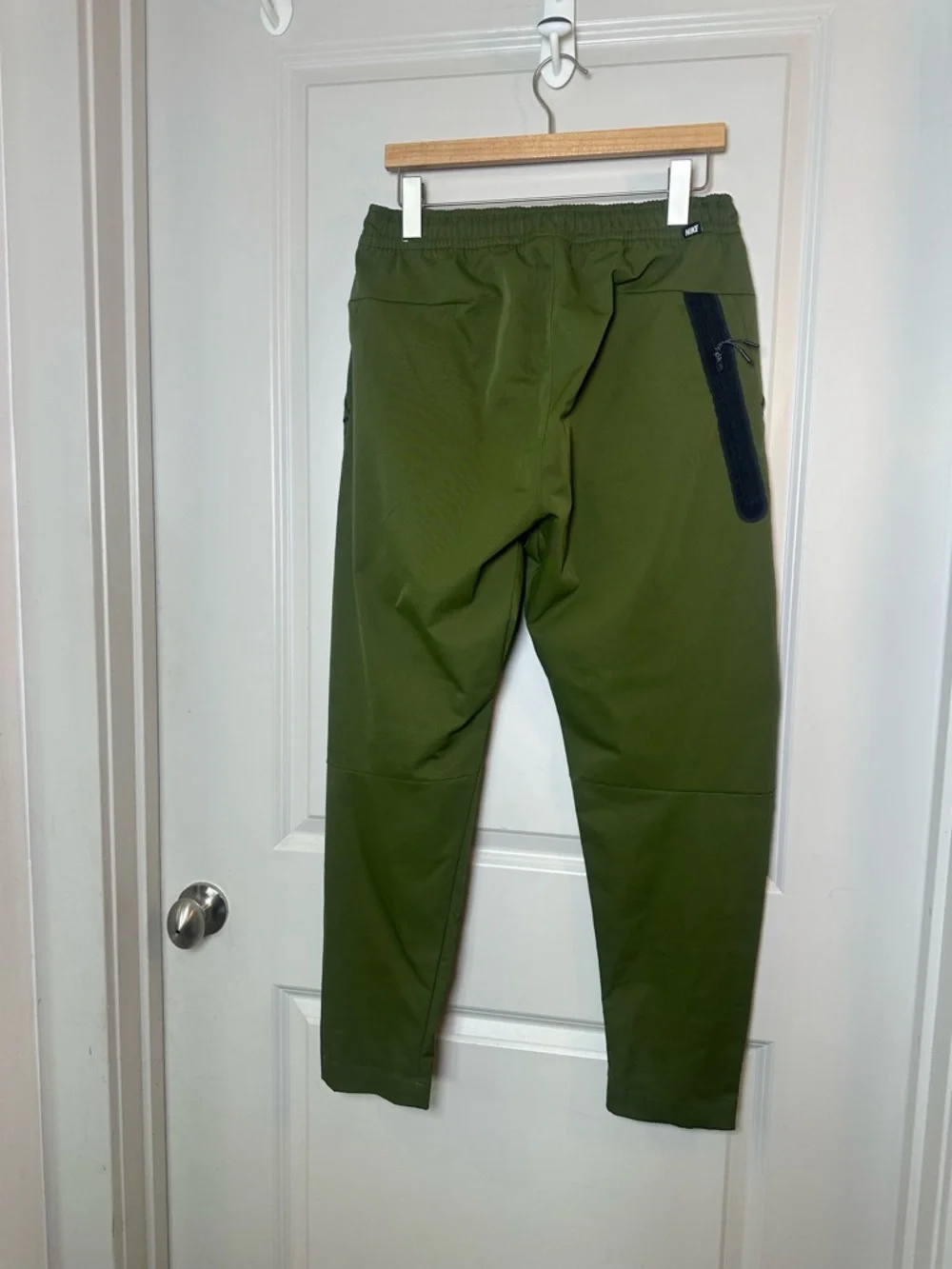 NIKE Sportswear Tech Essential Commuter Green Pants, Size Medium